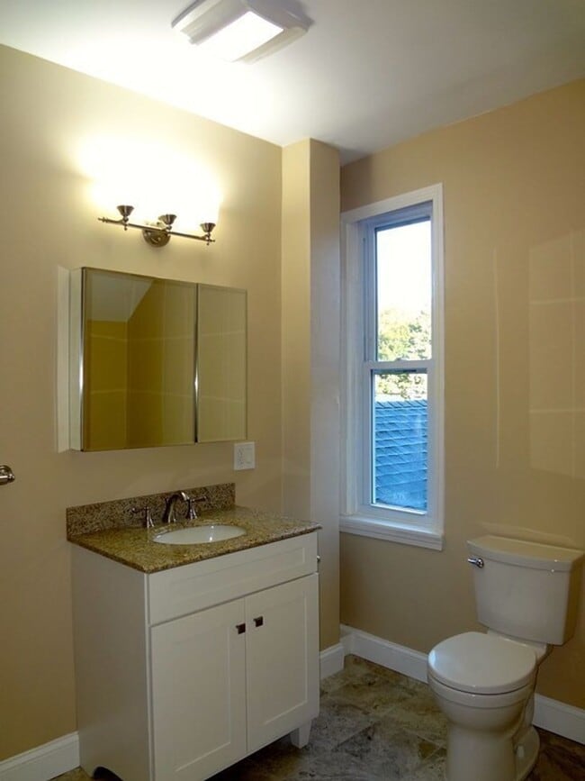 Building Photo - 1800 sqft 4-bed/1.5-bath Single Family Hom...