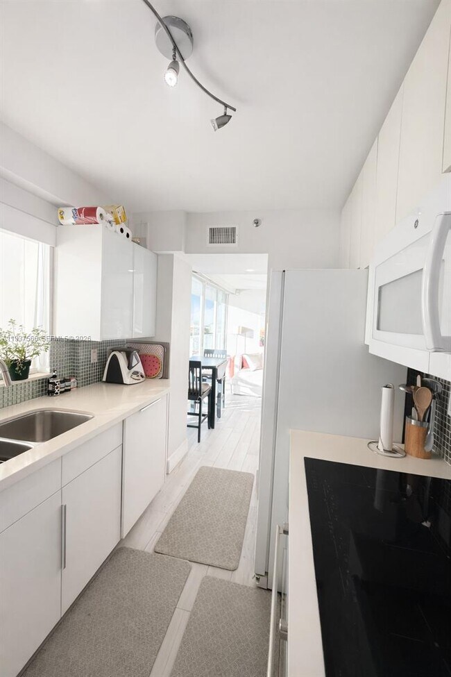 Building Photo - 5900 Collins Ave