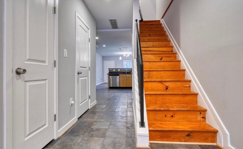 Building Photo - 214 S Regester St