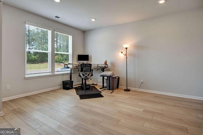 Building Photo - 297 Delta Dr