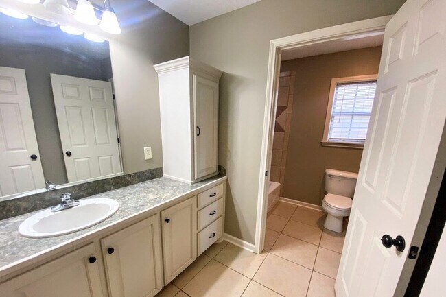 Building Photo - Spacious 2BR/2BA Duplex Near McNeese