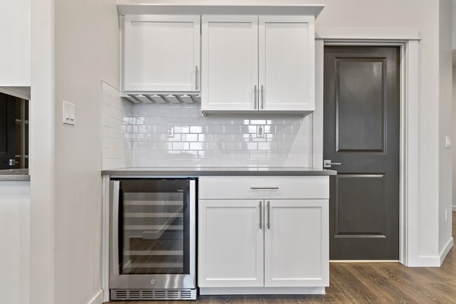 Building Photo - 7565 W Itasco Dr