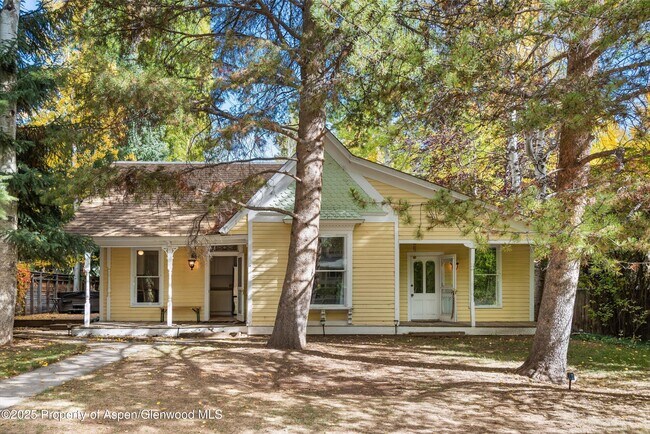 Building Photo - 406 W Smuggler St