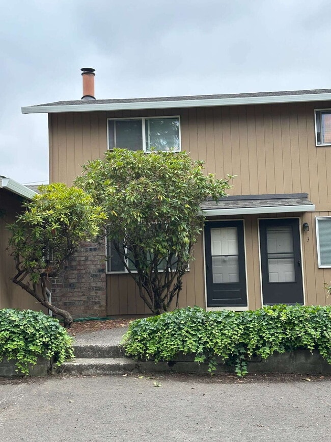 Building Photo - Milwaukie Triplex - 2 Bedroom