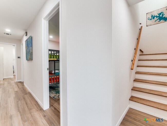Building Photo - 268 White Oak Dr