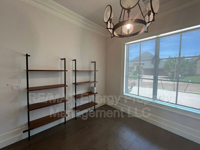 Building Photo - 440 St Claire Dr