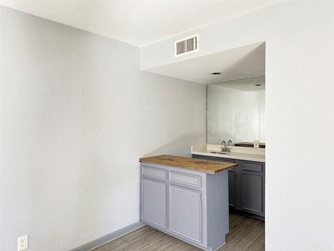 Building Photo - 10721 Sandpiper Dr