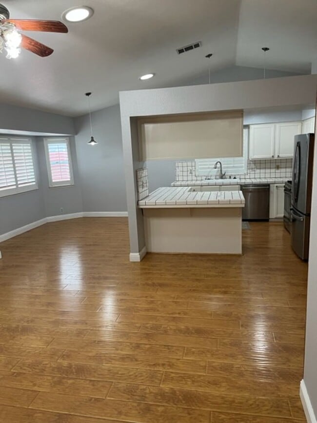 Building Photo - Nice home close to shopping and gas stations