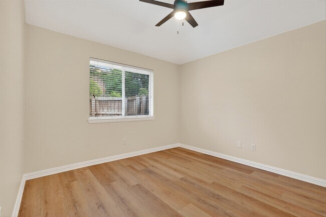 Building Photo - 6864 Bushnell Dr