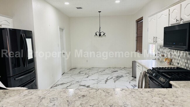 Building Photo - Spacious, Freshly Updated Family Home in P...