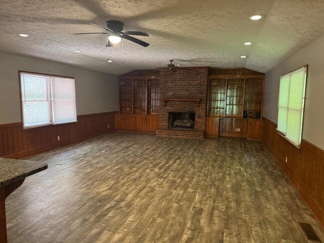 Building Photo - 121 Woodland Cir