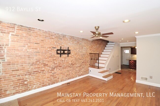 Building Photo - 2 Bedroom Rowhome w/ Rooftop Deck!