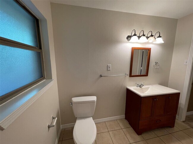 Building Photo - 5915 Sunshine Dr