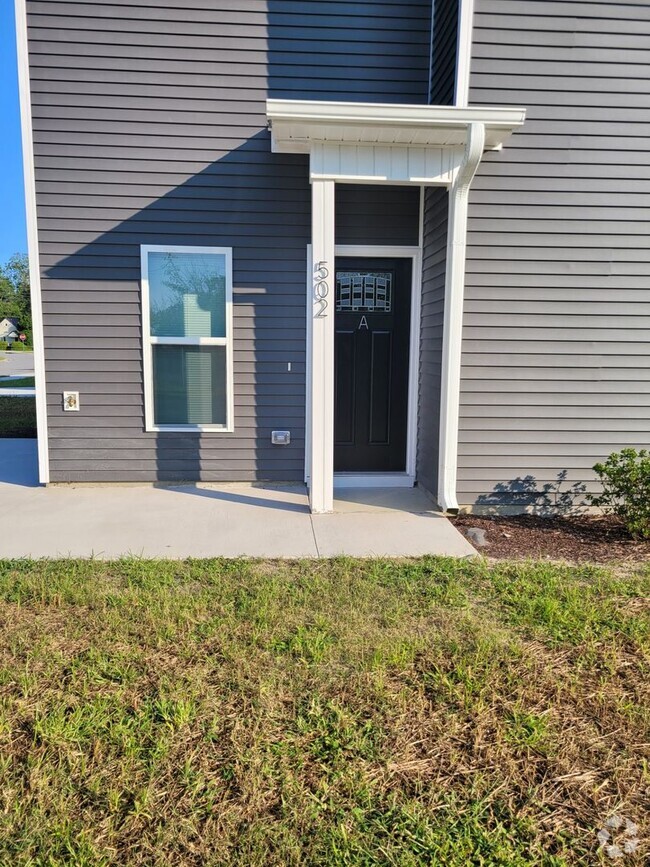 Building Photo - 3 Bedroom, 3 Bath Duplex Minutes from ECU ...