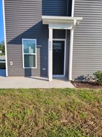 Building Photo - 3 Bedroom, 3 Bath Duplex Minutes from ECU ...