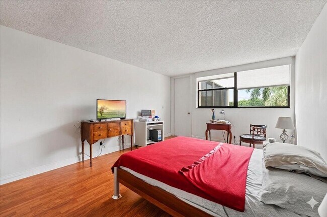 Building Photo - 16251 Golf Club Rd