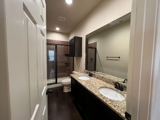 Building Photo - Luxury 3/2 duplex in NBTX