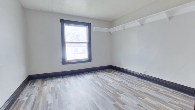 Building Photo - 6-7 Calihan Park