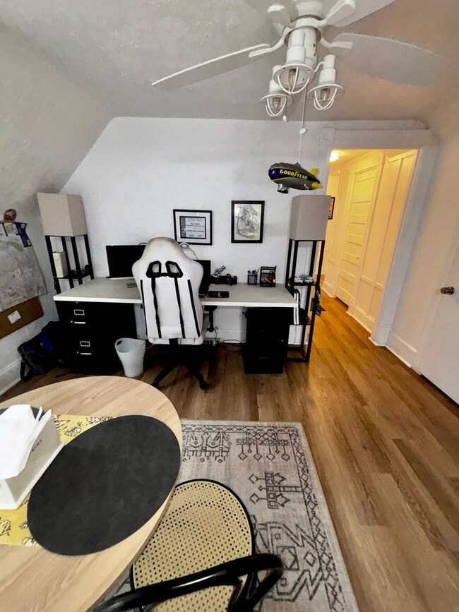 Building Photo - Charming 2-Bedroom Apartment with River Views