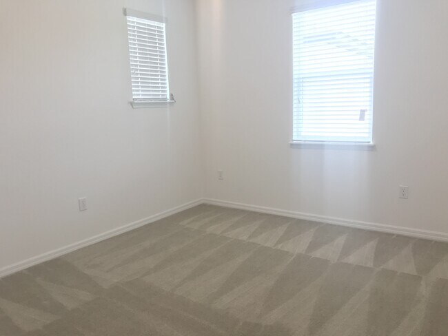 Building Photo - 4 Bedroom at Heart of Windermere!!! Tile through out living area!