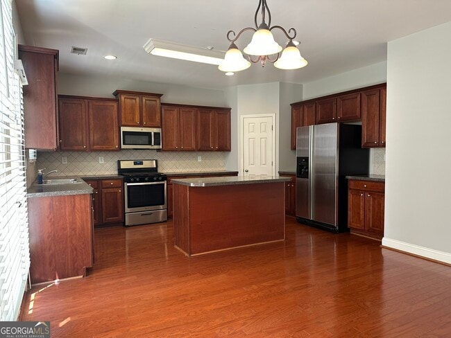 Building Photo - 669 Maple Grove Way