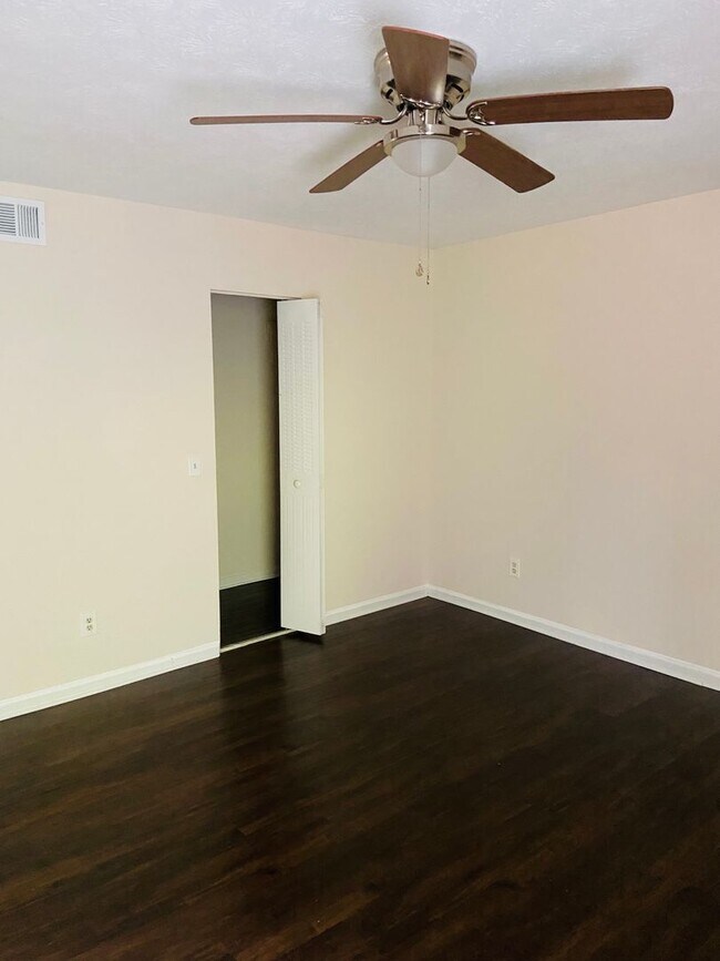 Building Photo - 3 bedrooms /2 bath Condo Available Now