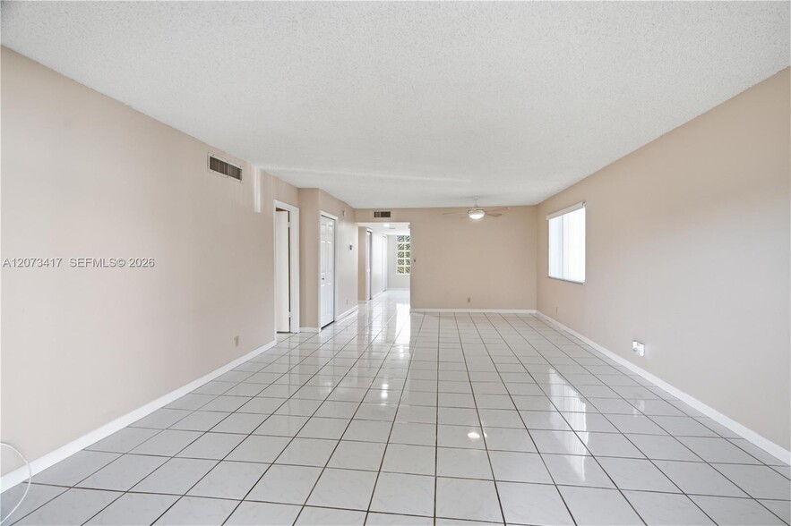 Building Photo - 16252 Laurel Dr