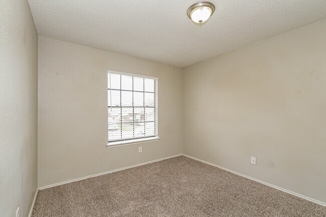 Building Photo - 15511 Evergreen Grove Dr