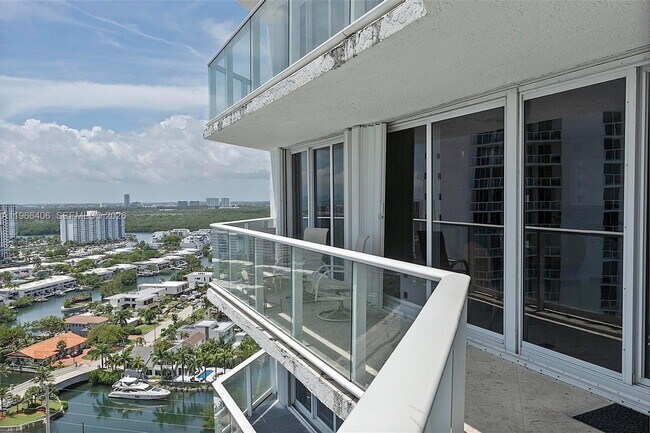 Building Photo - 16445 Collins Ave