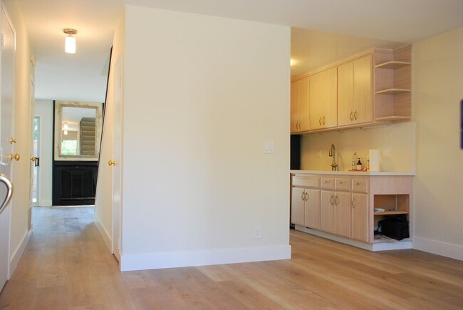 Building Photo - Corner Unit Townhome in Corte Madera For Rent!