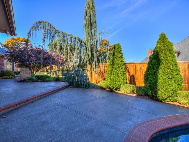 Building Photo - Stunning Luxury Home in East Edmond with a Pool/Jacuzzi + Woody Creek Addition + Theater Room+/5 ...