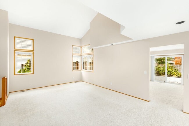 Building Photo - Beautiful and Bright 3 Bedroom Home in Klahanie