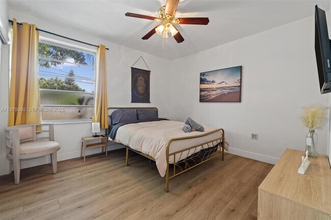 Building Photo - 2453 SW 17th St