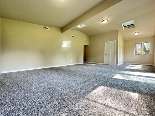 Building Photo - 3 Bed 2 Bath 2 Stall Garage - Country Styl...