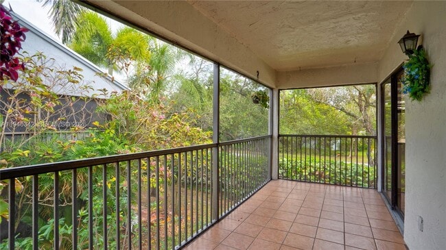 Building Photo - 905 N Franklin Ave