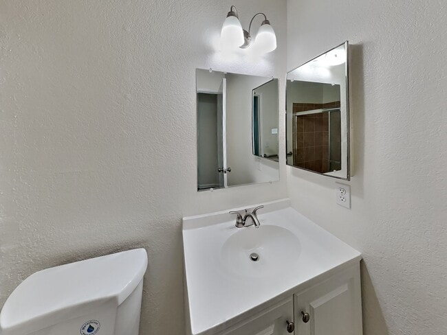 Building Photo - Freshly Remodeled 4/2 House in Oakley Available Now!