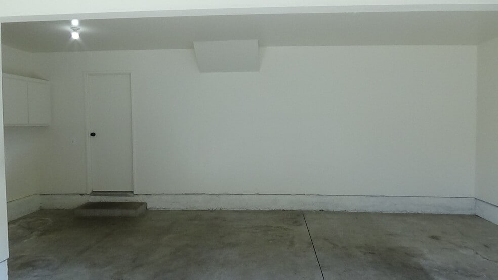 Garage 3 - 725 Summerwood Ln
