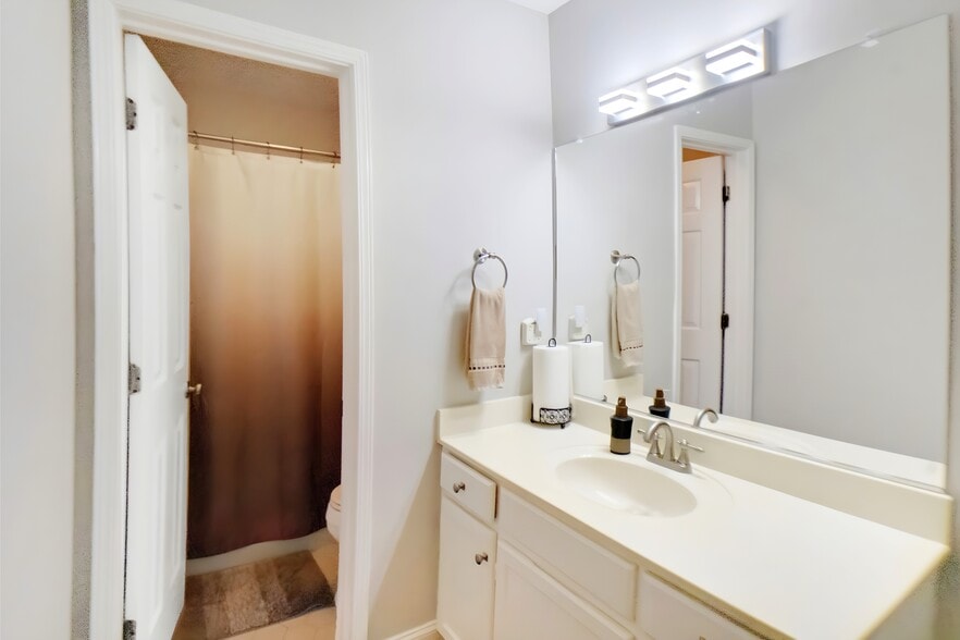 Building Photo - 3104 Pine Heights Dr NE