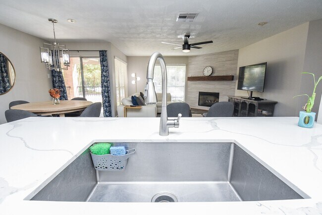 Building Photo - 8051 Bay Branch Dr