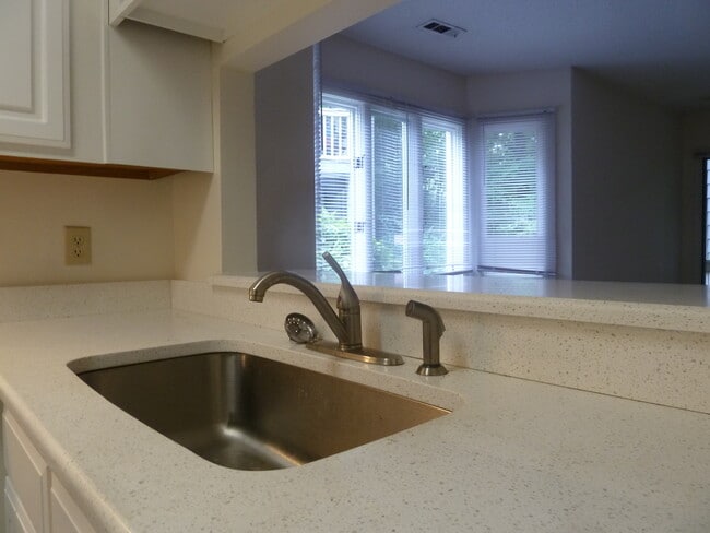 Building Photo - Updated, polished 2br END UNIT in Mill Cre...