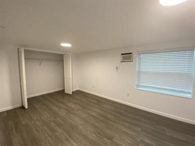 Building Photo - 1131 Queen St N