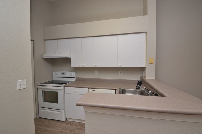 Building Photo - 1/1 Condo in Park Central ~ Gated Community with Resort Style Amenities