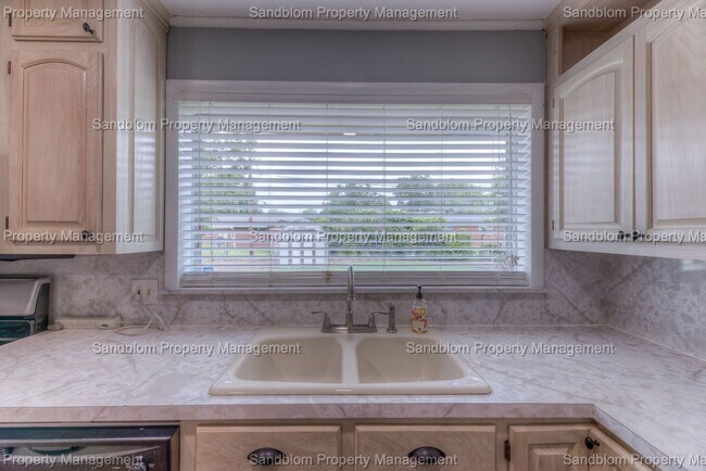 Building Photo - For Lease | Tulsa | 3 Bedroom, 1 Bath | $1...