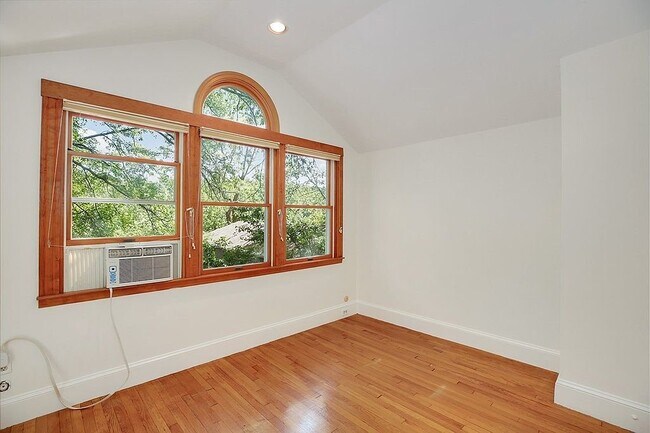 Building Photo - 21 E Riverside Dr