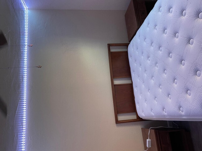 Building Photo - 2011 N Van Ness Ave