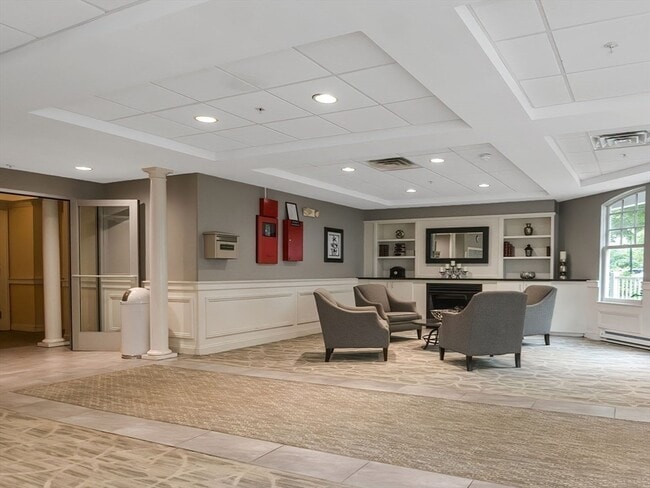 Building Photo - 614 Pond St