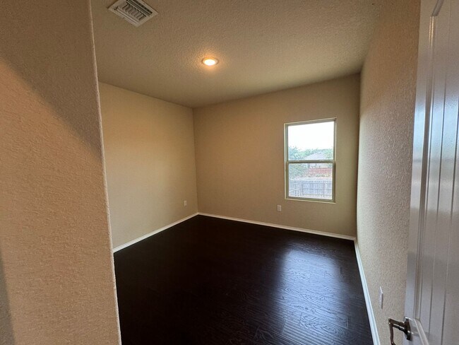 Building Photo - Move-In Special! Spacious 3BR Home with Large Private Yard in Mission Del Lago