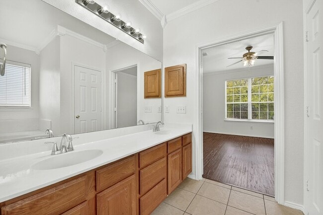 Building Photo - 1006 Hidden Creek Dr