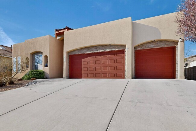 Building Photo - NW Executive Living 3/BD 2.5/BA 3/CG