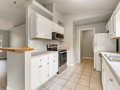 Building Photo - Renovated 2 bed 2 bath unit!